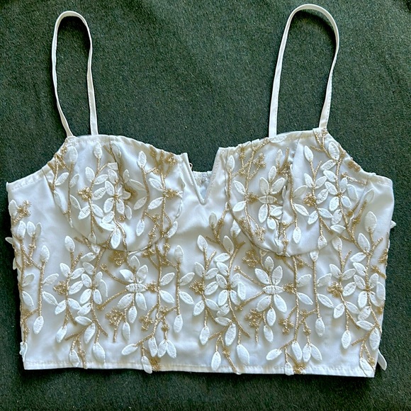 Cute vine embroidered tank top. Zipper on the back and adjustable straps. - Picture 1 of 2
